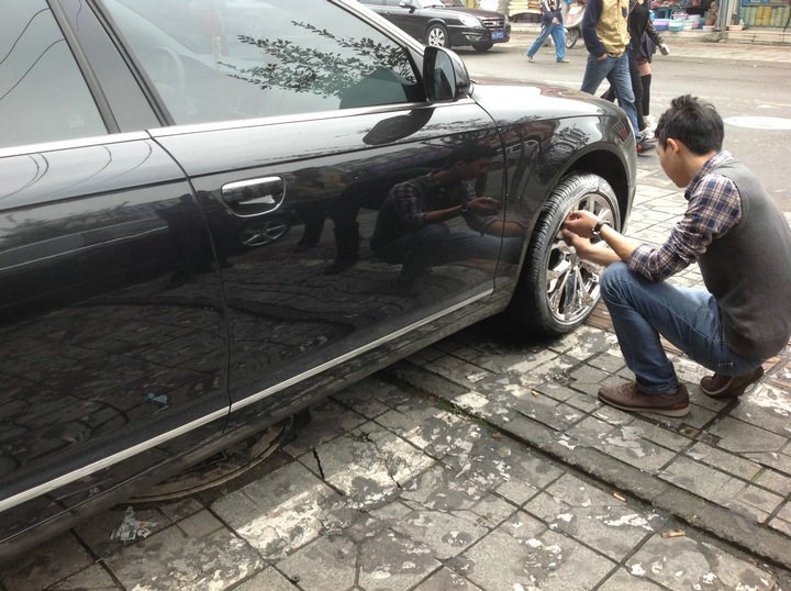 奧迪A6L 原車16寸 升級 極速18寸電鍍大腳 換裝作業(yè) (10)