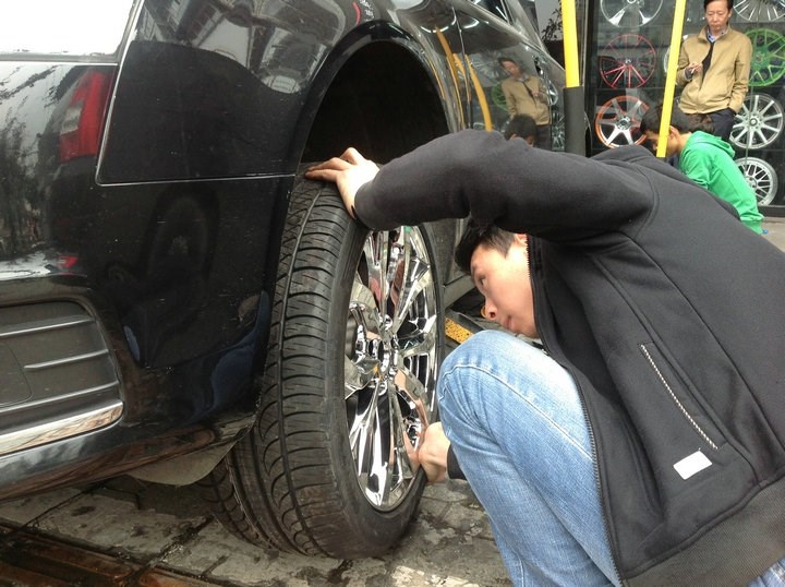奧迪A6L 原車16寸 升級 極速18寸電鍍大腳 換裝作業(yè) (7)