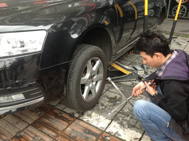 奧迪A6L 原車16寸 升級 極速18寸電鍍大腳 換裝作業(yè) (5)