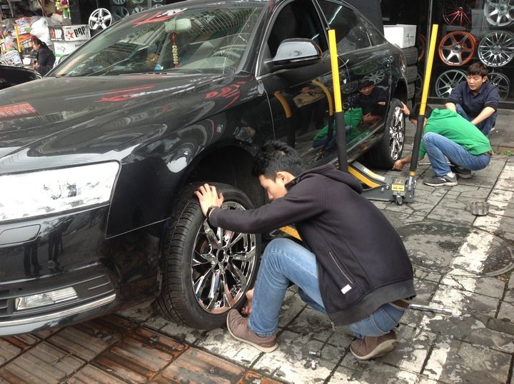 奧迪A6L 原車16寸 升級 極速18寸電鍍大腳 換裝作業(yè) (6)
