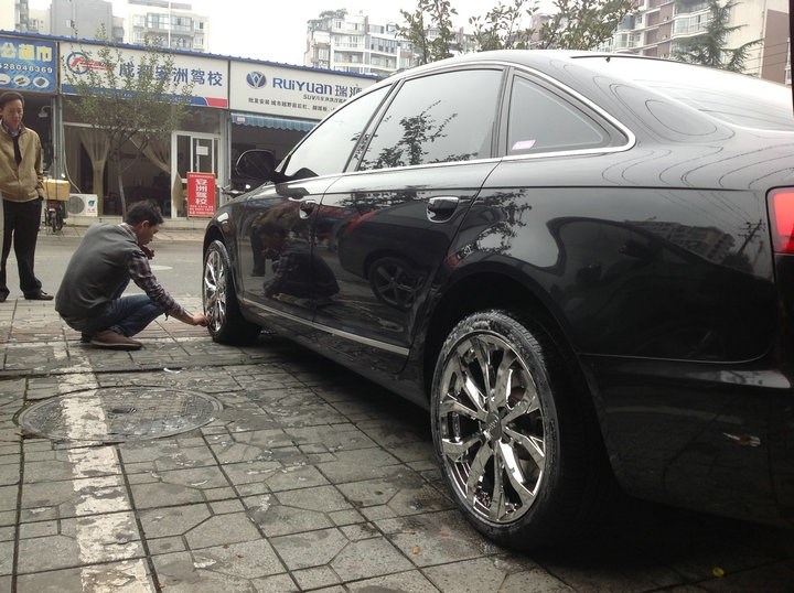 奧迪A6L 原車16寸 升級 極速18寸電鍍大腳 換裝作業(yè) (12)