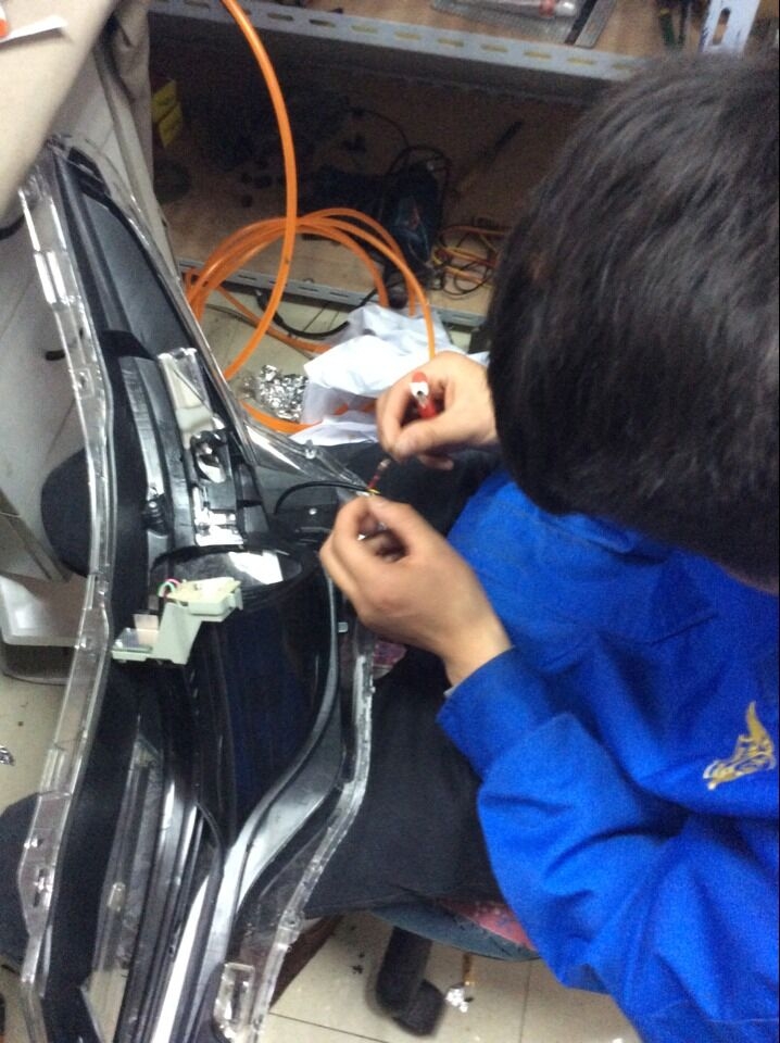 豐田改燈操作中