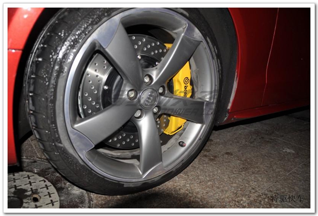 意大利Brembo前輪6活塞剎車