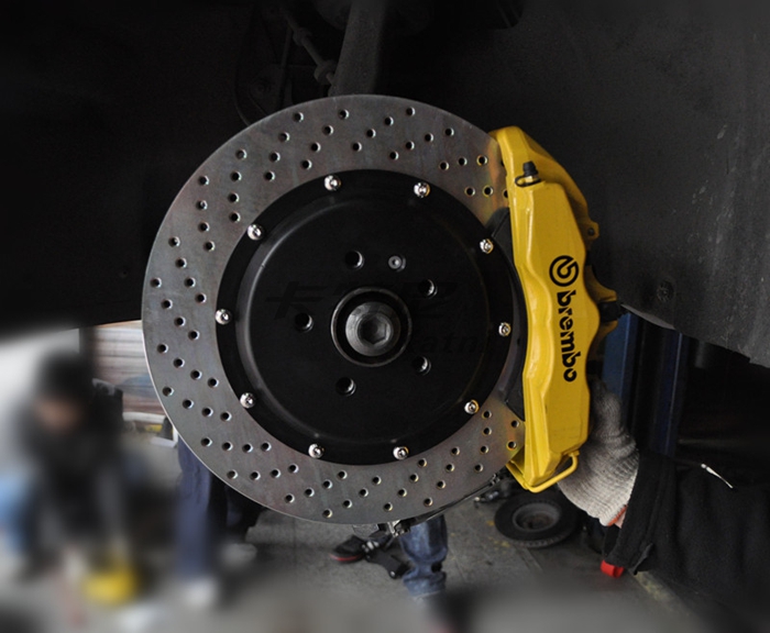 奧迪A5改裝Brembo卡宴款六活塞剎車套件