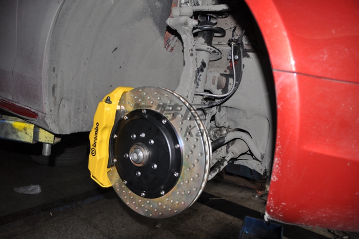 奧迪A5改裝Brembo卡宴款六活塞剎車套件