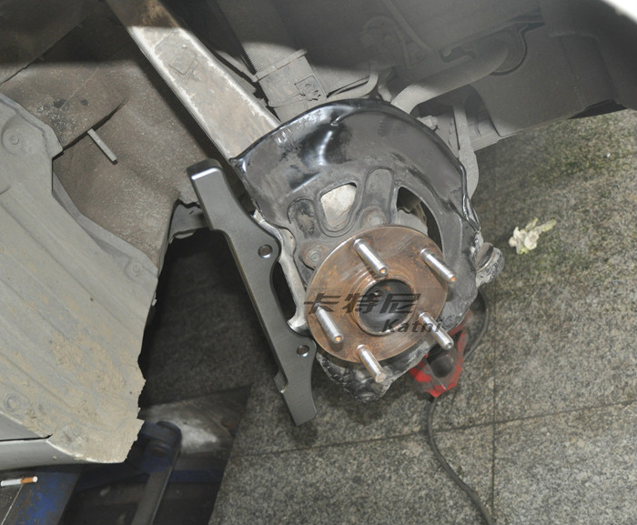 成都銳志改裝BREMBO卡宴款六活塞剎車套件