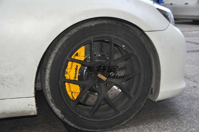 成都銳志改裝BREMBO卡宴款六活塞剎車套件