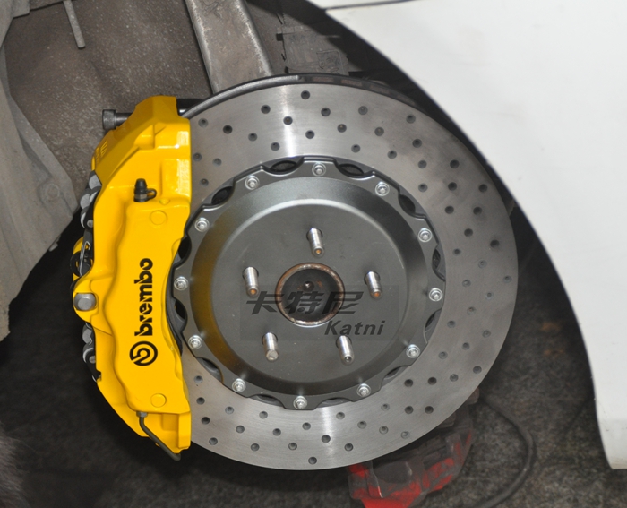 成都銳志改裝BREMBO卡宴款六活塞剎車套件