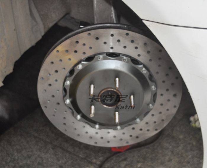成都銳志改裝BREMBO卡宴款六活塞剎車套件
