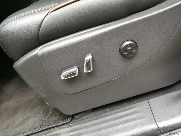 成都日產(chǎn)途樂(lè)內(nèi)飾改裝座椅12.1豎屏