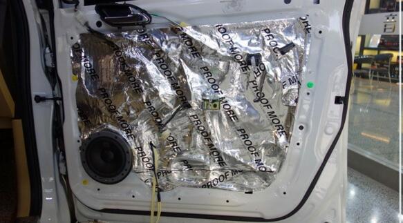 丹麥丹拿232中低音喇叭安裝于前門(mén)板原位處