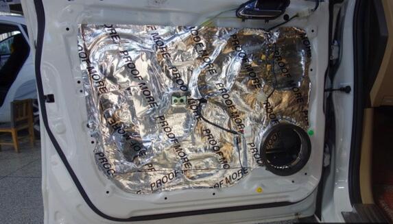 門(mén)板進(jìn)行隔音處理，有效隔音減震，并阻止風(fēng)噪的侵入