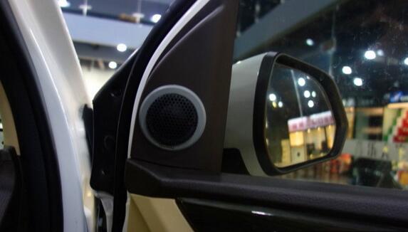 丹麥丹拿232高音喇叭安裝于三角位處