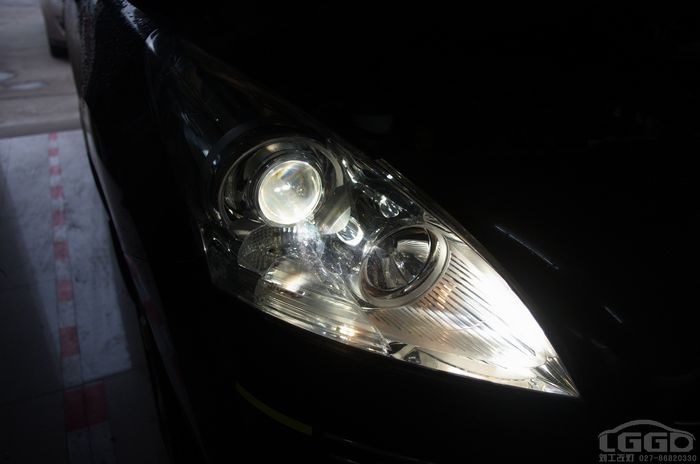 湖南進(jìn)口標(biāo)致3008車燈改裝升級(jí)海拉3雙氙透鏡，遠(yuǎn)光B7反光碗