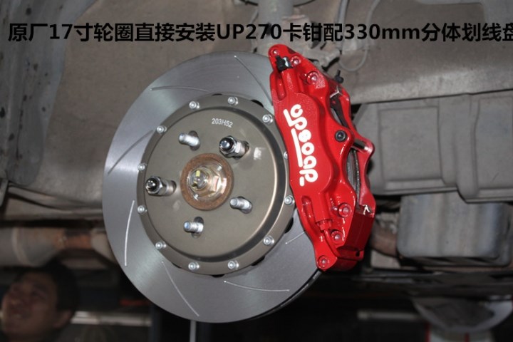 06款奔馳C55升級(jí)前剎車套裝作業(yè)圖！老車換新顏。