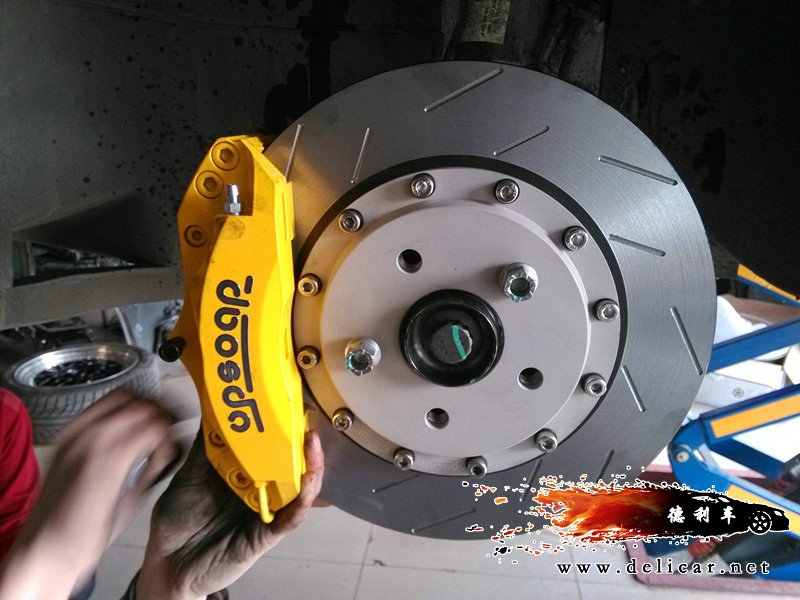 大連德利汽車(chē)改裝高爾夫1.4T升級(jí)UPSOAR 前剎車(chē)作業(yè)圖