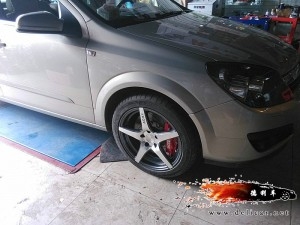 大連德利汽車改裝歐寶特安裝前后UPSOAR剎車套裝作業(yè)圖