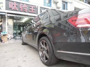 奔馳，裝 ENKEI PF07 18寸