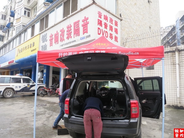 成都黑色JEEP自由客音響改裝升級雷貝琴心動套餐-成都銳馳