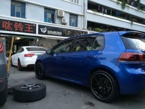 高爾夫R、裝RAYS ，G25