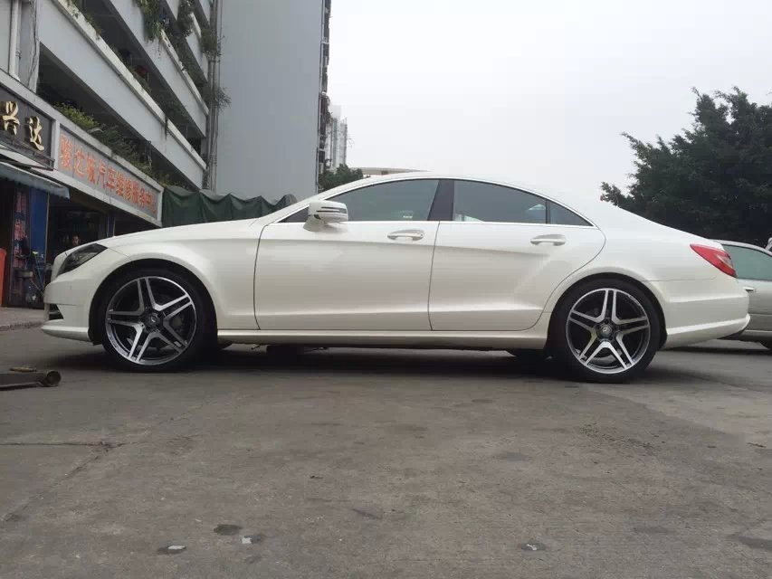 奔馳，裝 S65、20寸。