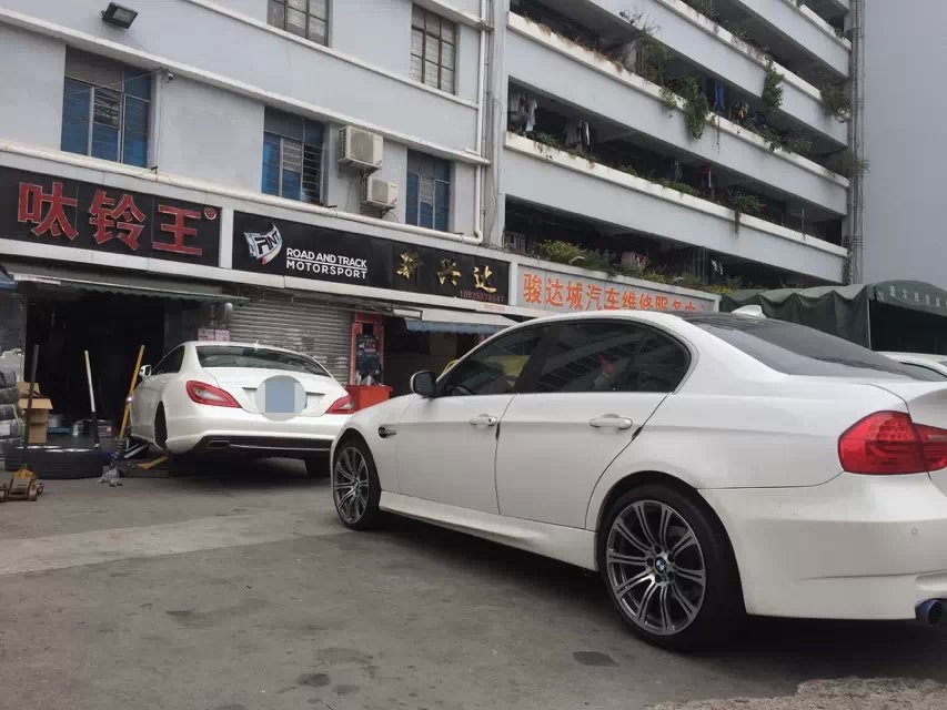 寶馬，裝M3、19寸。