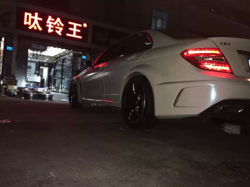 兄弟們辛苦，昨晚半夜裝車：奔馳，裝全新G12、19寸。