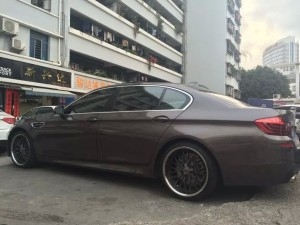 寶馬，裝20寸、Breyton 。