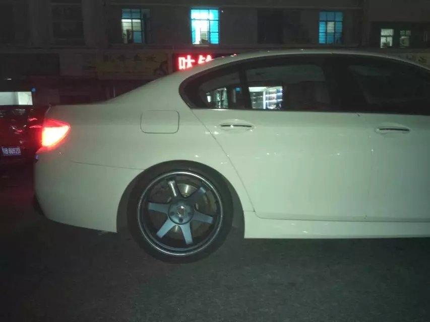 昨晚裝車，師傅們辛苦啦：寶馬，裝20寸、全新TE37