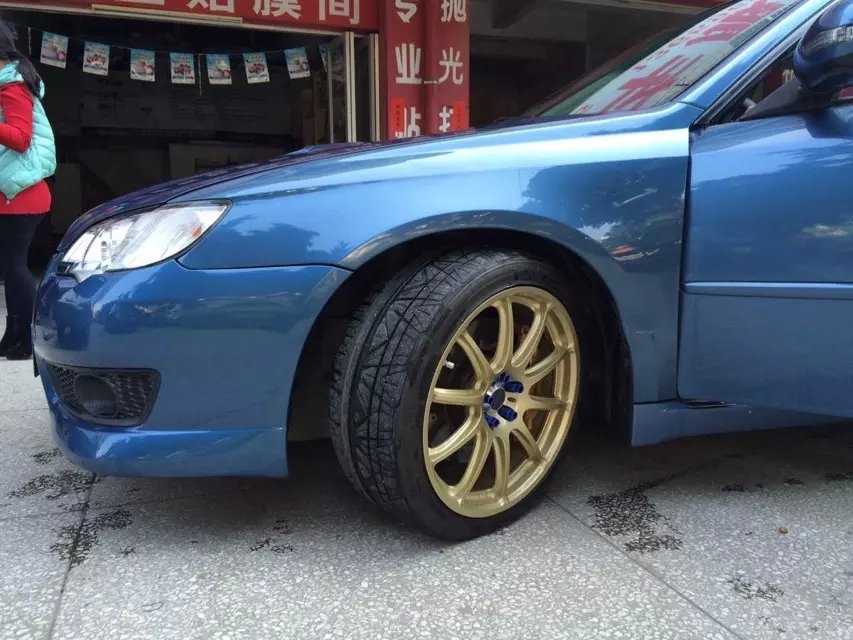 謝謝老板，發(fā)來裝車圖：斯巴魯，裝18寸、prodrive。