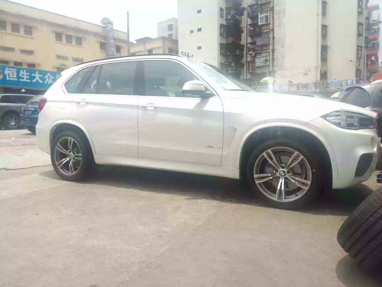 X5，裝20寸、M6原裝鍛造，效果給力！