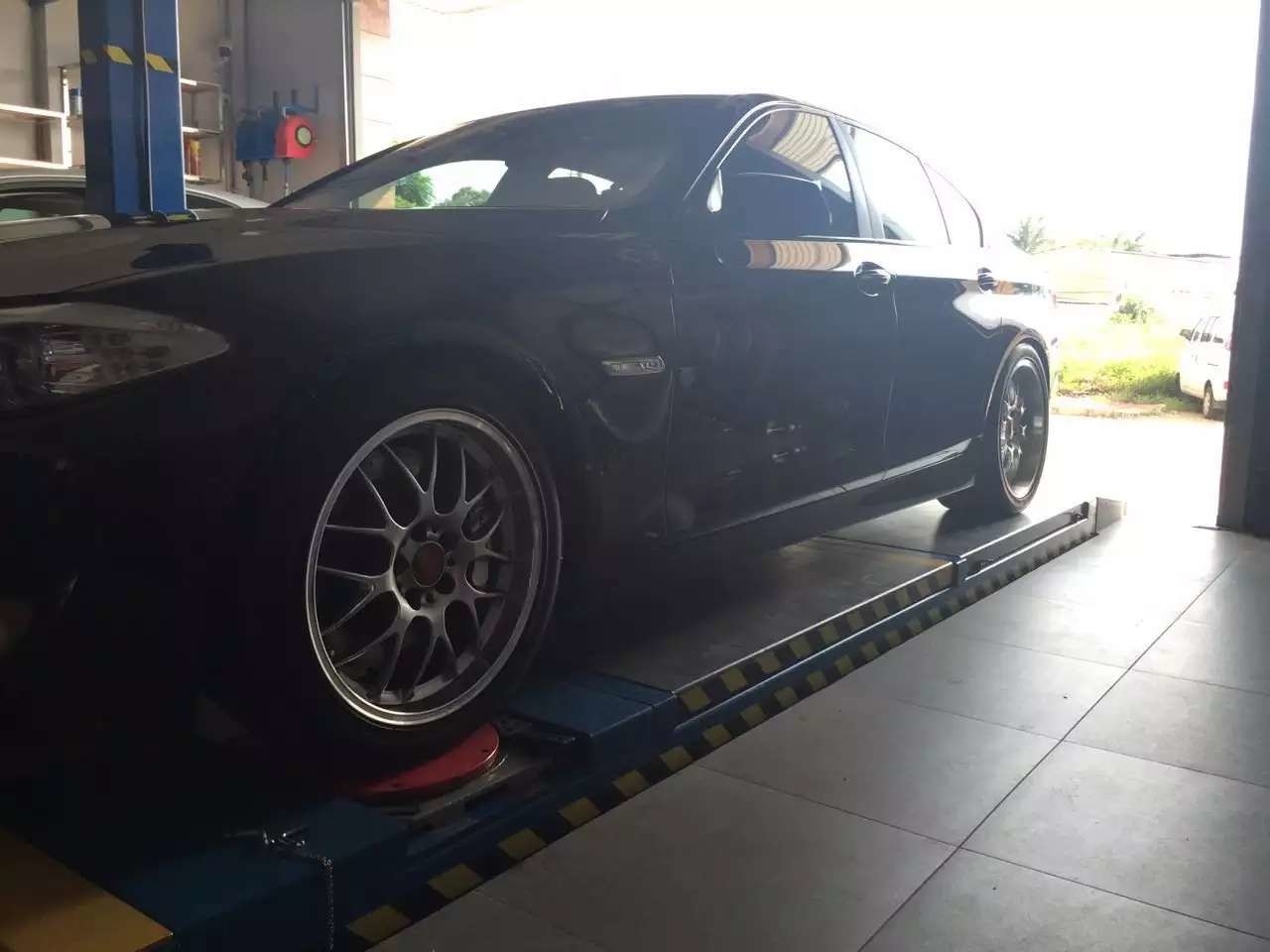 感謝車主發(fā)來裝車美圖：寶馬，裝19寸，BBS 紅蓋漂亮，好貨不等人，謝謝支持！