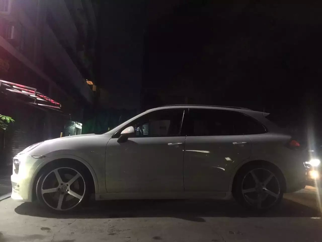 昨晚半夜裝車，辛苦：卡宴，裝22寸、HRE