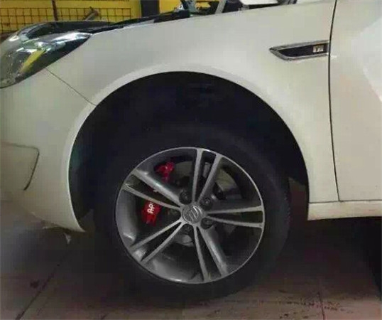濰坊無限動力汽車改裝，別克君威剎車改裝作業(yè)