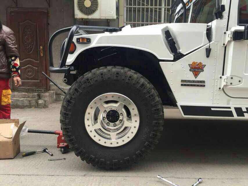 悍馬升級(jí) 正品毒蜘蛛輪轂 315 12.5R18 很霸氣