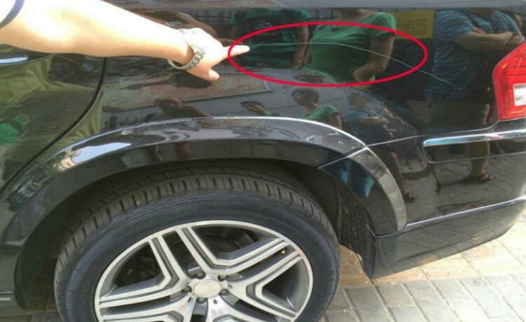 300萬奔馳卡爾森停路邊被熊孩子劃傷車漆 該怎么保護(hù)車漆？