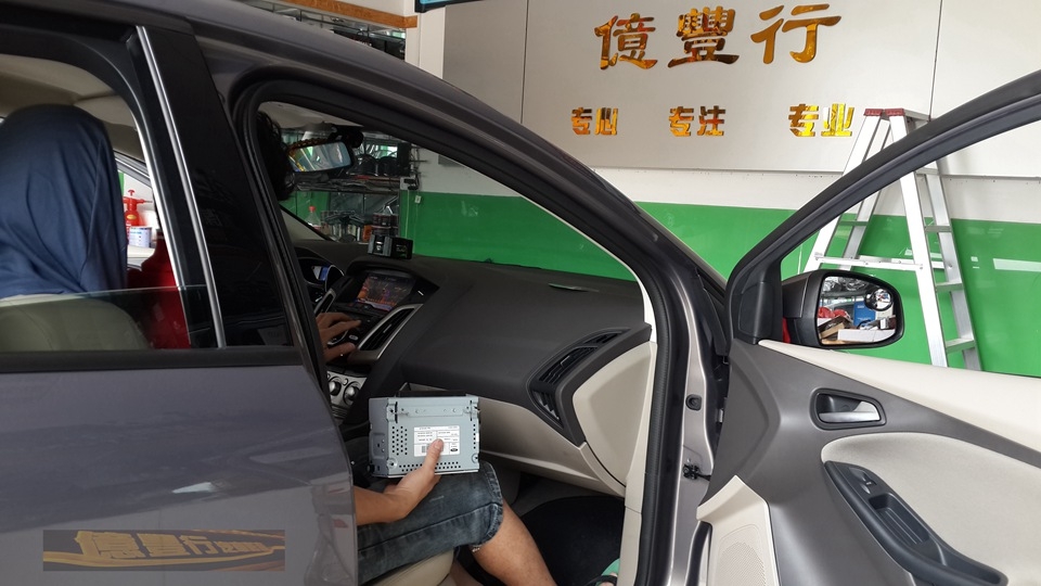 中山億豐行汽車音響改裝.原裝的替換——福特?？怂拱惭b卡仕達專車專用導航