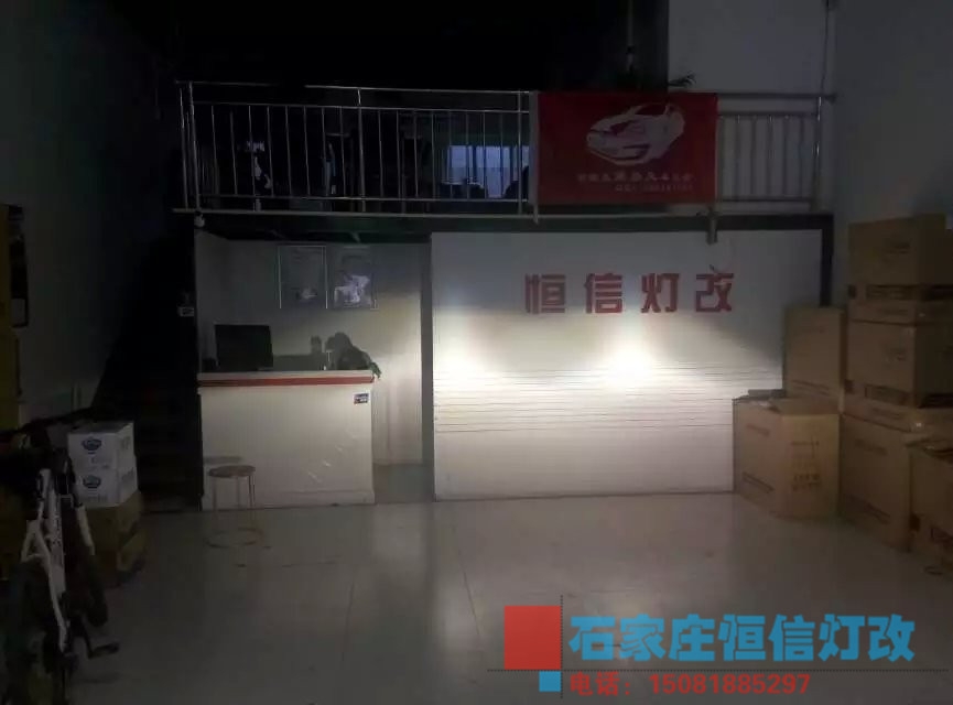 【石家莊恒信改燈專業(yè)燈光升級】霸道原車燈昏暗無光前來升級全新海拉五透鏡