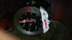 新君威GS改裝英國(guó)AP剎車套件獨(dú)一無(wú)二的珍珠白