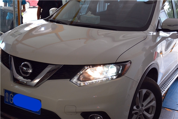 濰坊日產(chǎn)奇駿改氙氣燈，Q5雙光透鏡