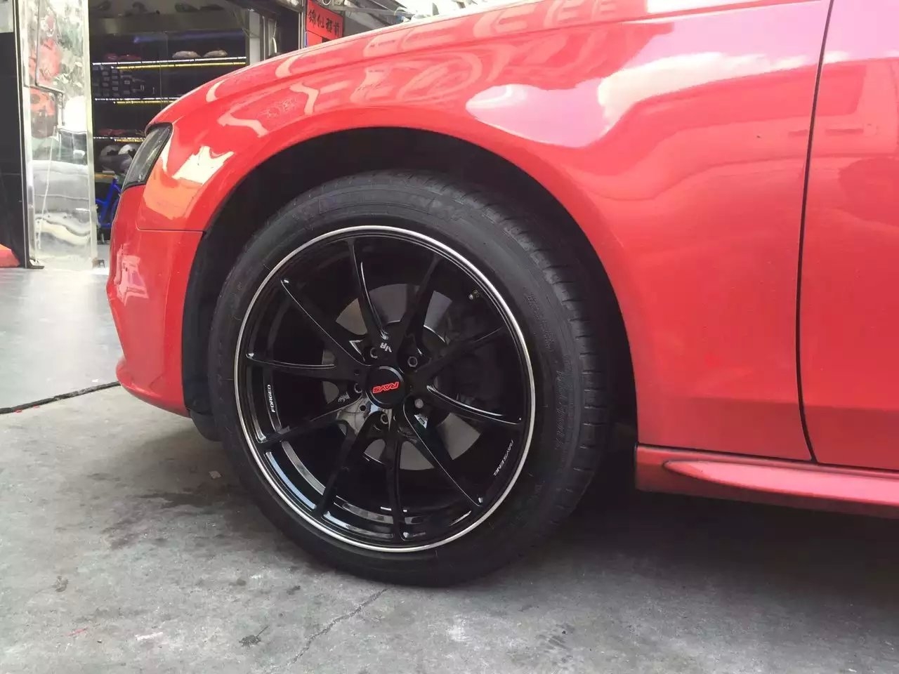 奧迪A4，裝18寸 G25 搭配米其林胎
