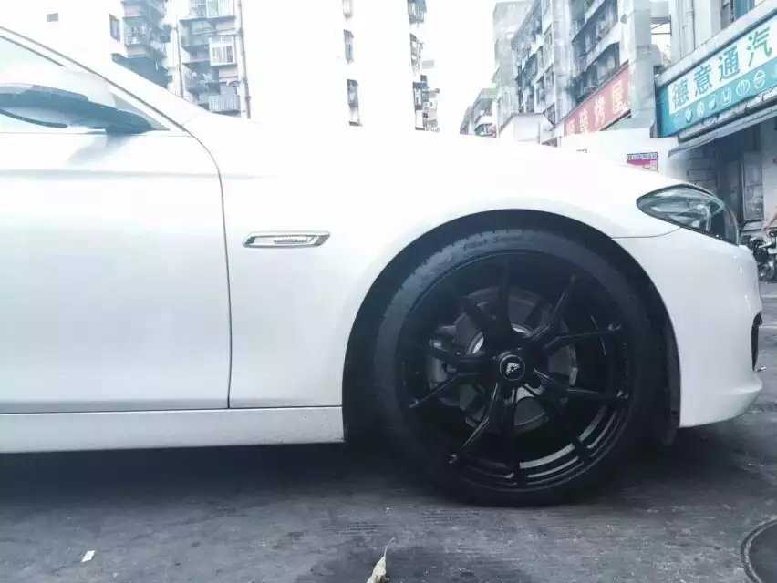 寶馬，5系上 20寸 ！
