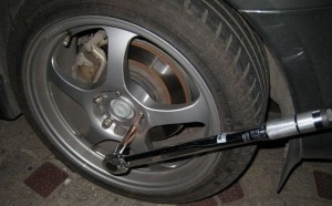 輪轂螺栓必須使用正確的扭矩來鎖緊