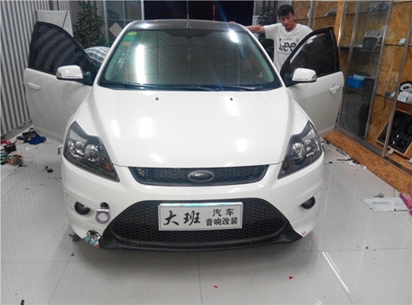 濟寧鄒城大班汽車音響改裝福特?？怂谷腴T級汽車音響改裝