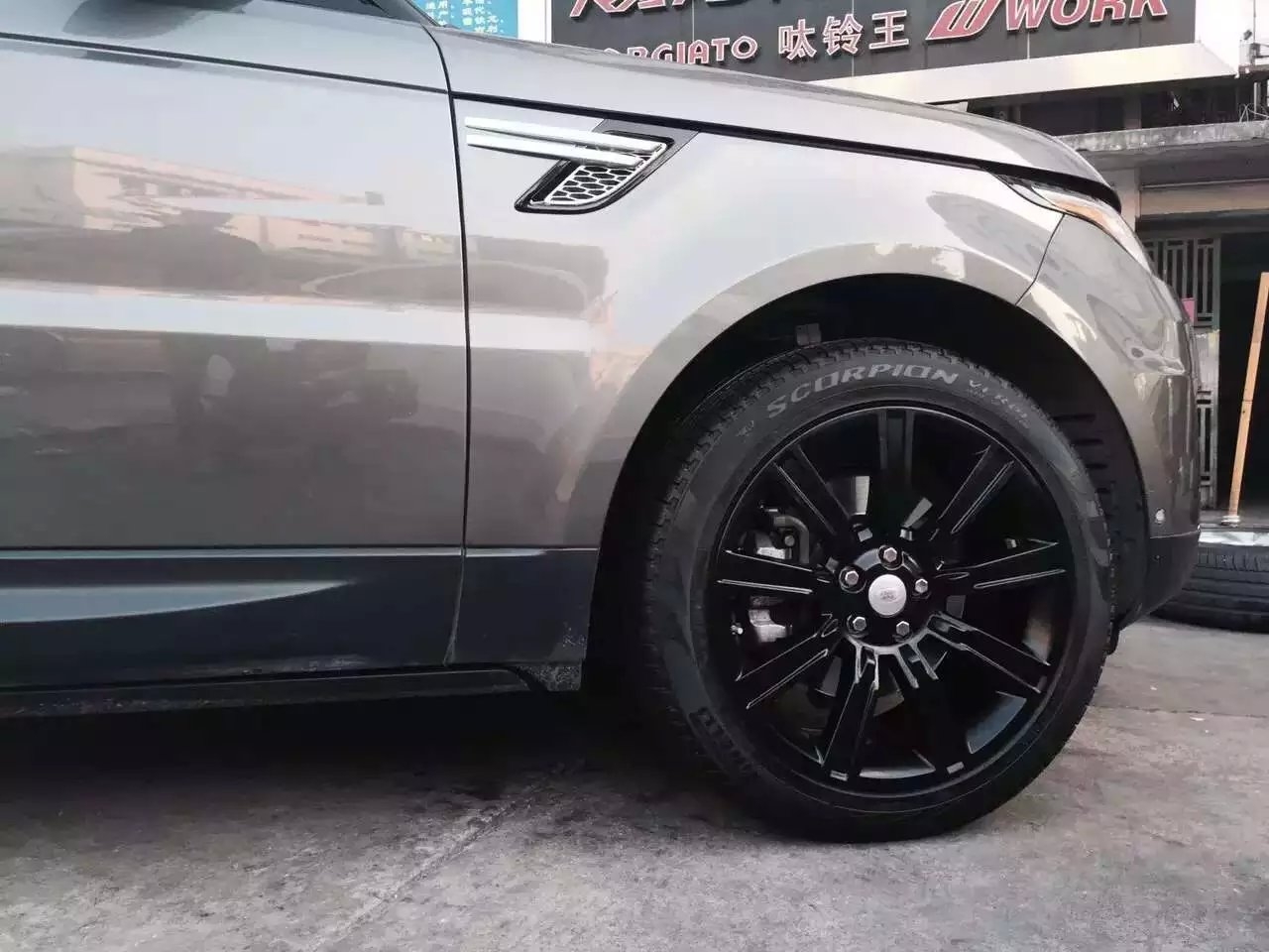 路虎，裝21寸 鍛造 ，效果不錯(cuò)！