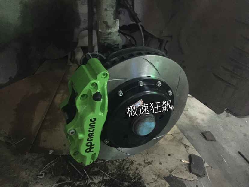 奔馳C200改裝AP剎車套裝專業(yè)汽車改裝店