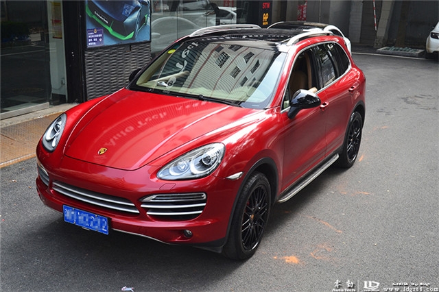 保時(shí)捷卡宴車身貼膜，雅龍?zhí)枪t--長(zhǎng)沙專業(yè)保時(shí)捷卡宴改裝