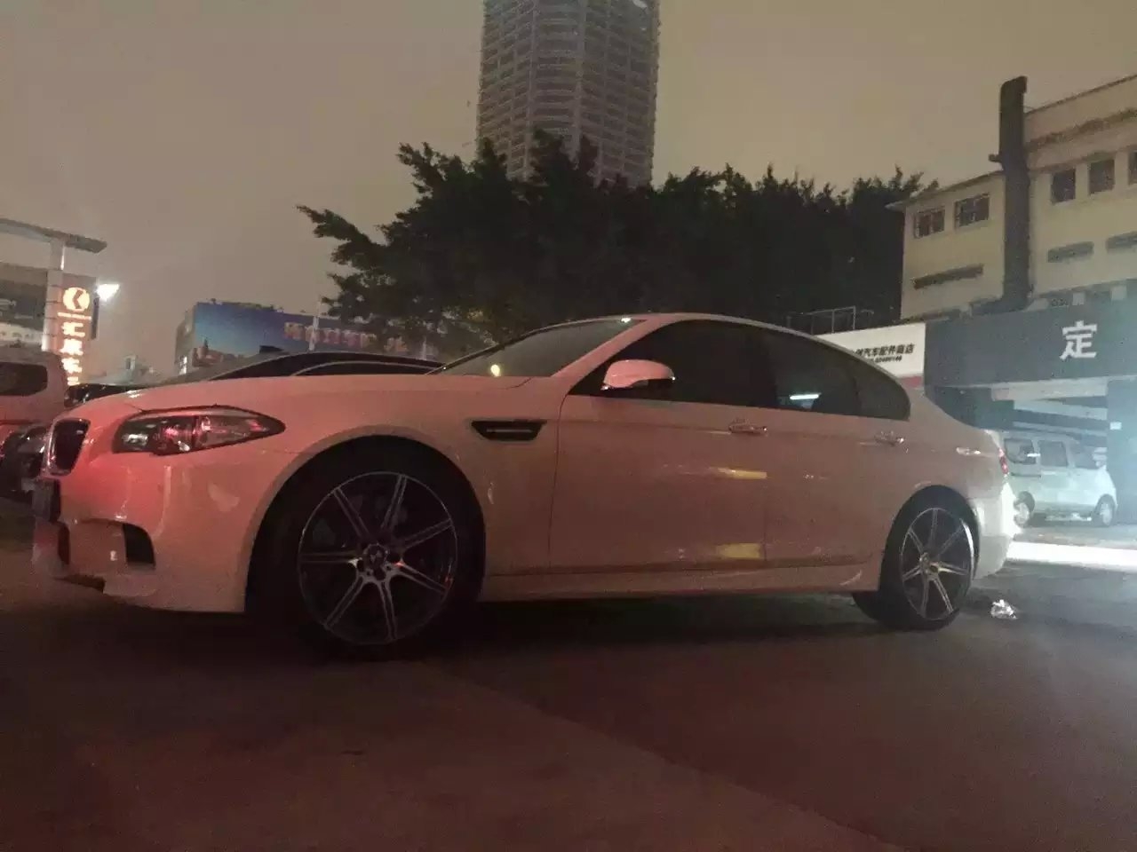 寶馬 ，換裝原裝 20寸，效果不錯