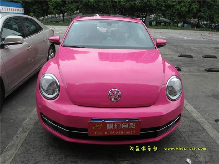 大眾甲殼蟲車身貼膜改顏色 女士的最愛 全車改色施工比利時麥可貼亮光玫紅