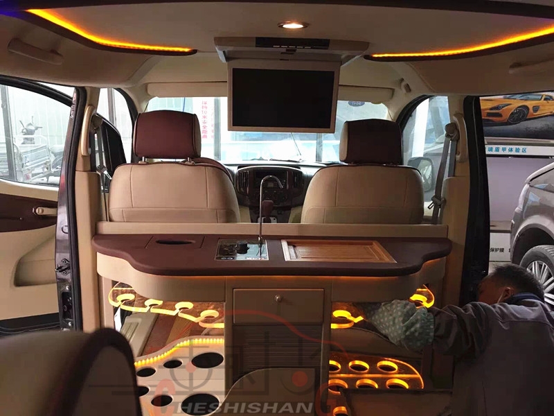 鄭州車時尚日產(chǎn)NV200內(nèi)飾改裝/吸頂電視/簡單而豪華的內(nèi)飾翻新